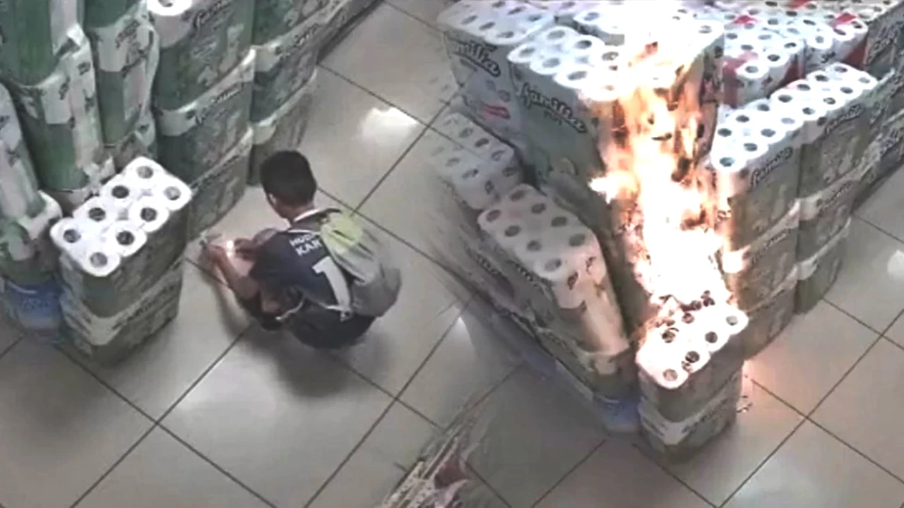 Küçük Kundakçı Marketi Ateşe Verdi! O Anlar Güvenlik Kamerasında