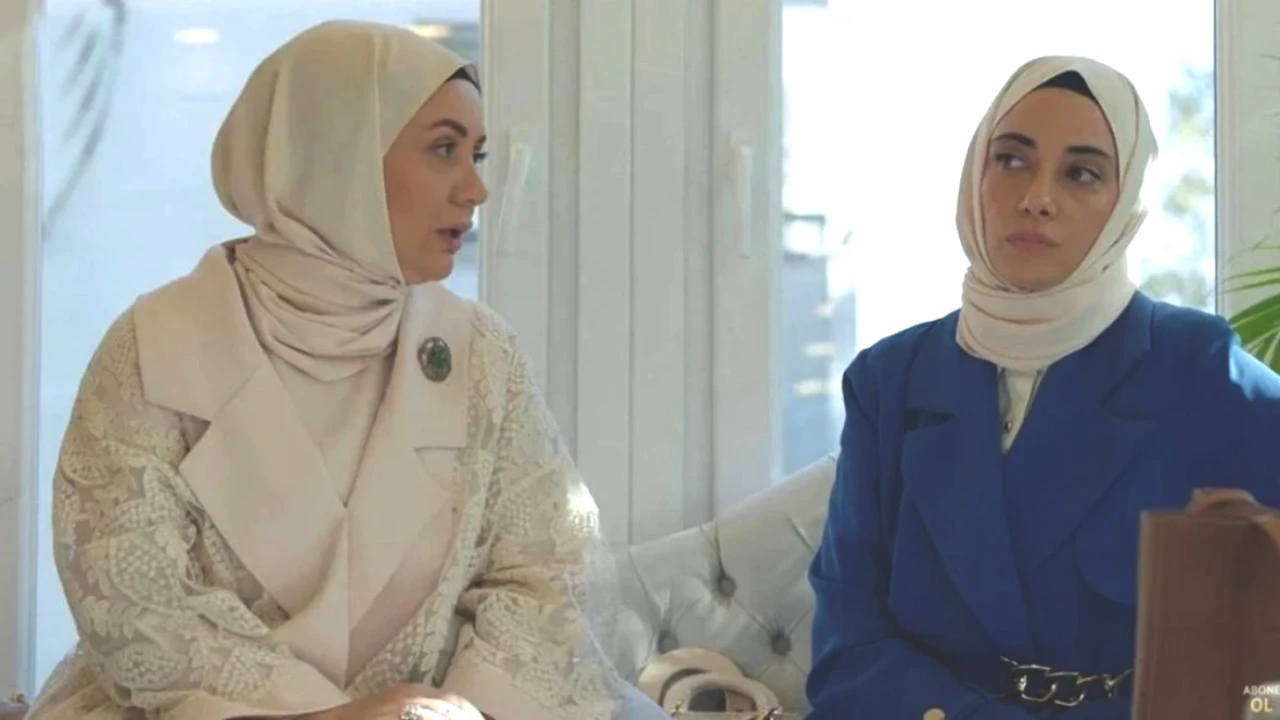 Kızılcık Şerbeti'nden Pembe ve Nursema'nın Tiyatroda Büyülü Buluşması: Dip Dibe Sahne Aldı!
