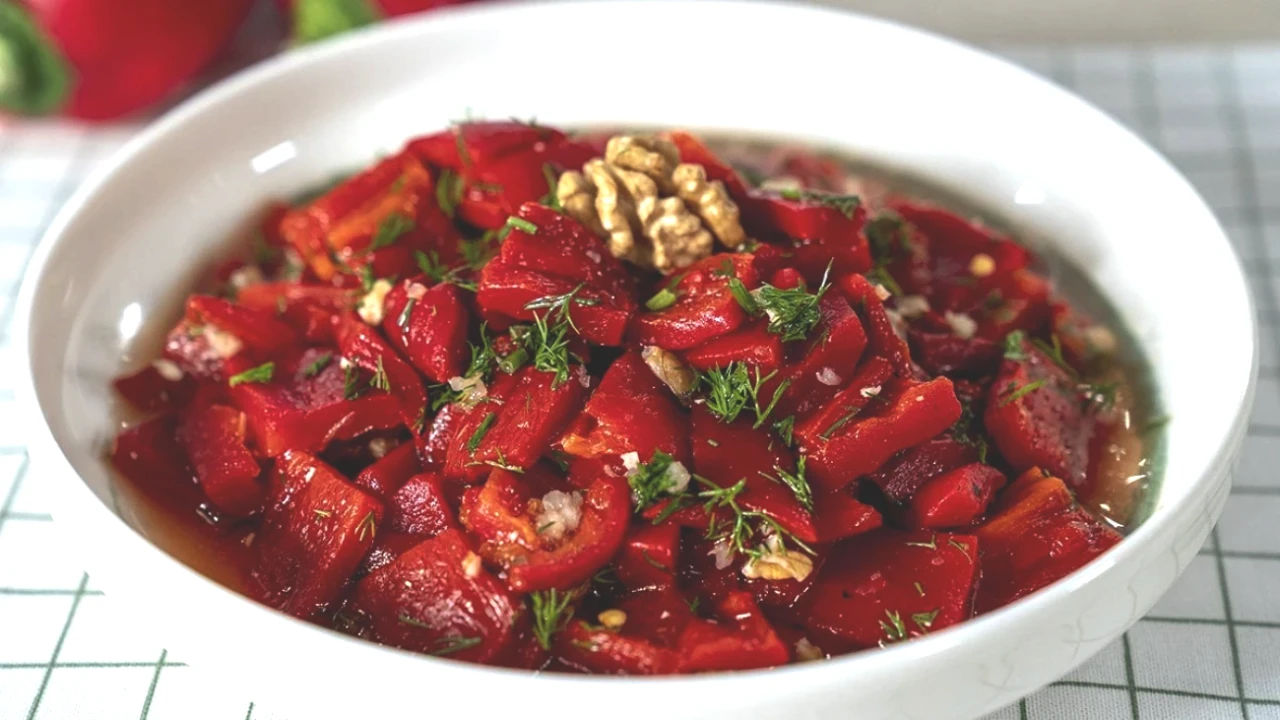 Mevsiminde Köz Biber Salatası Nasıl Yapılır? Mangalda ve Fırında Enfes Tarif!